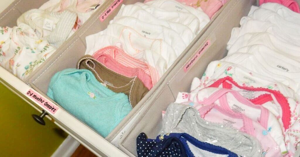 10 Astuces brillantes de rangement des affaires bébé-min