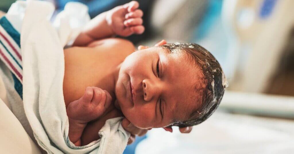 20 prénoms classiques et chics pour bébé-min