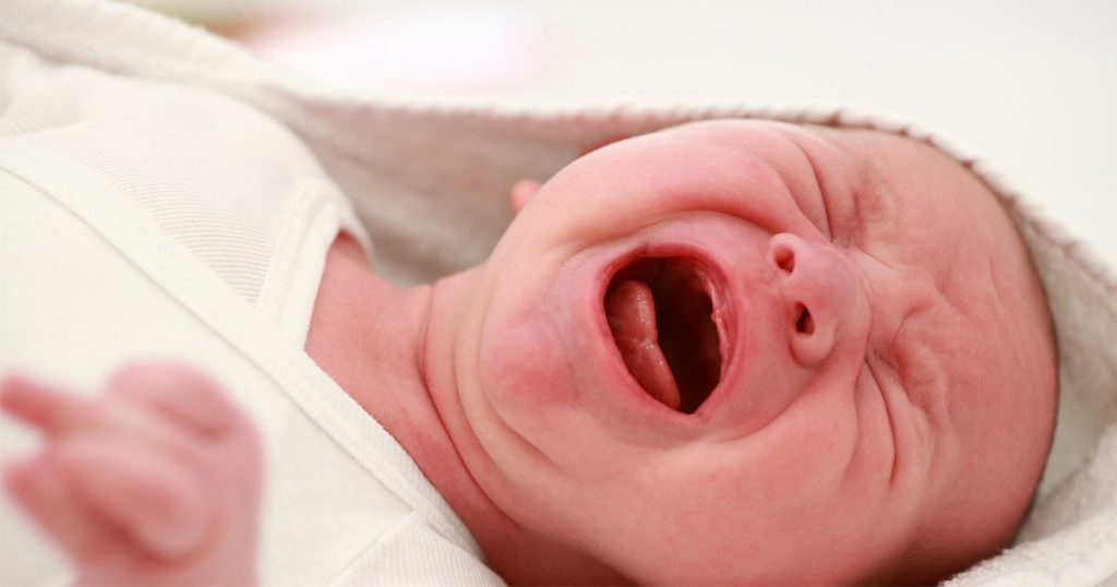 Votre bébé pleure une fois au lit que faire-min