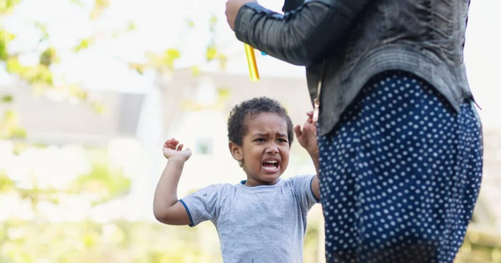 Mon enfant me tape, que dois-je faire-min