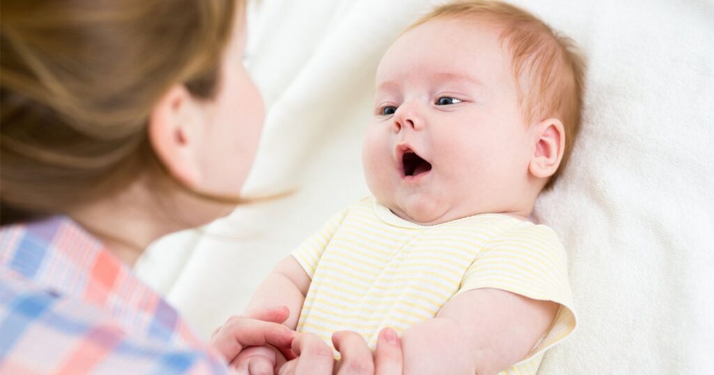 À quel âge le bébé dit-il maman-min