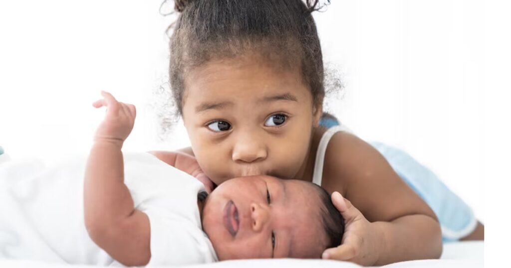 Comment faire face à la jalousie du grand à la naissance d'un bébé-min