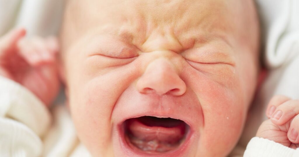 Pourquoi bébé pleure dans son sommeil-min