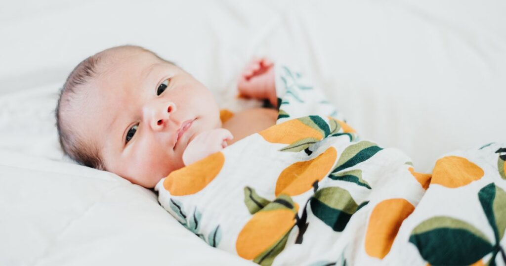 L'emmaillotage d'un bébé la nuit est-il efficace-min