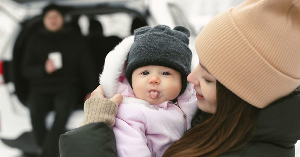 Comment protéger son Bébé du froid lors de ses sorties en hiver-min