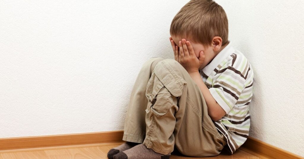 maman gronder son enfant-min (1)