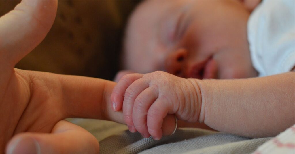 19 prénoms pour bébé qui respirent l’été-min