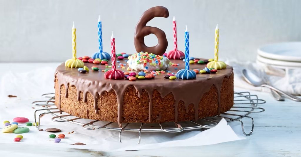 Une enseignante organise une fête surprise à un élève qui ne l’a jamais célébrée avec ses parents-min