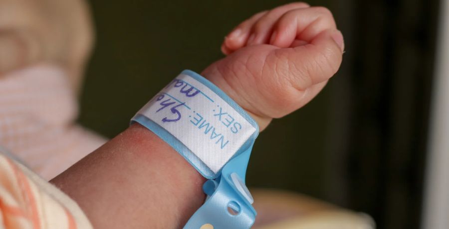 Ce prénom en 4 lettres a la cote en 2025 mais son origine incertaine