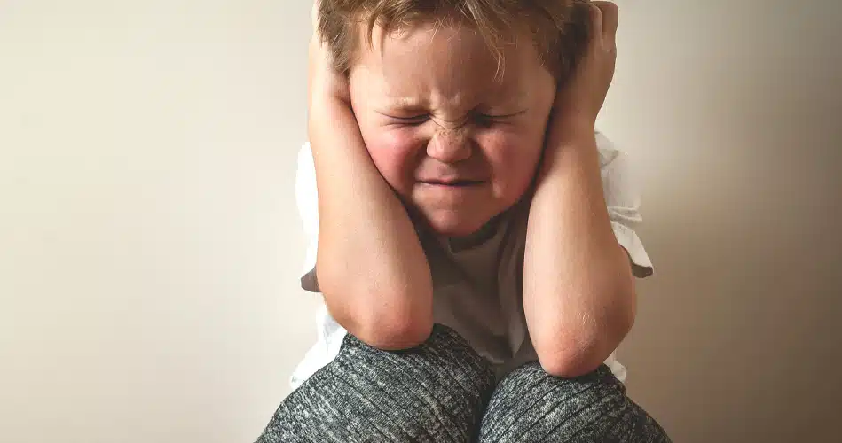 Mon-enfant-a-des-difficultes-a-sexprimer-et-fait-des-crises-de-colere-FB.jpg