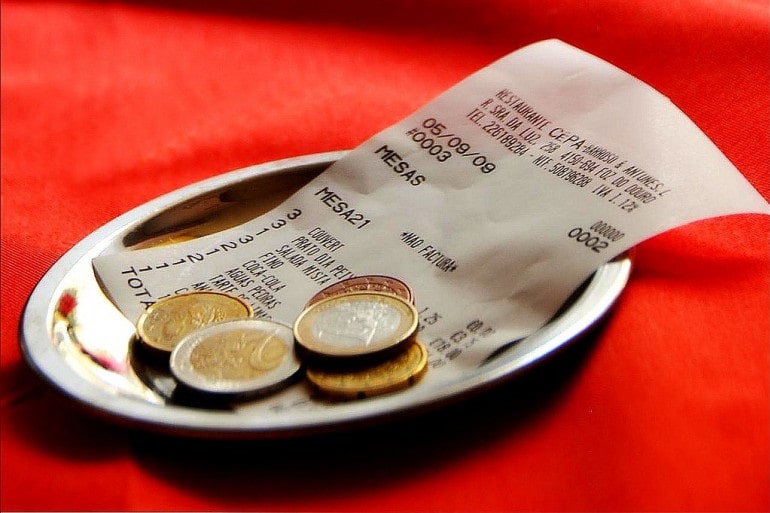 1288822-un-pourboire-dans-un-cafe-illustration-min