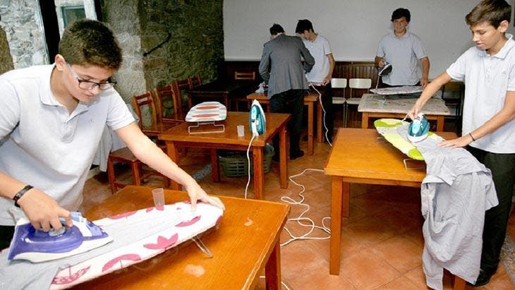 Apprendre-a-repasser-le-linge-a-lecole-min