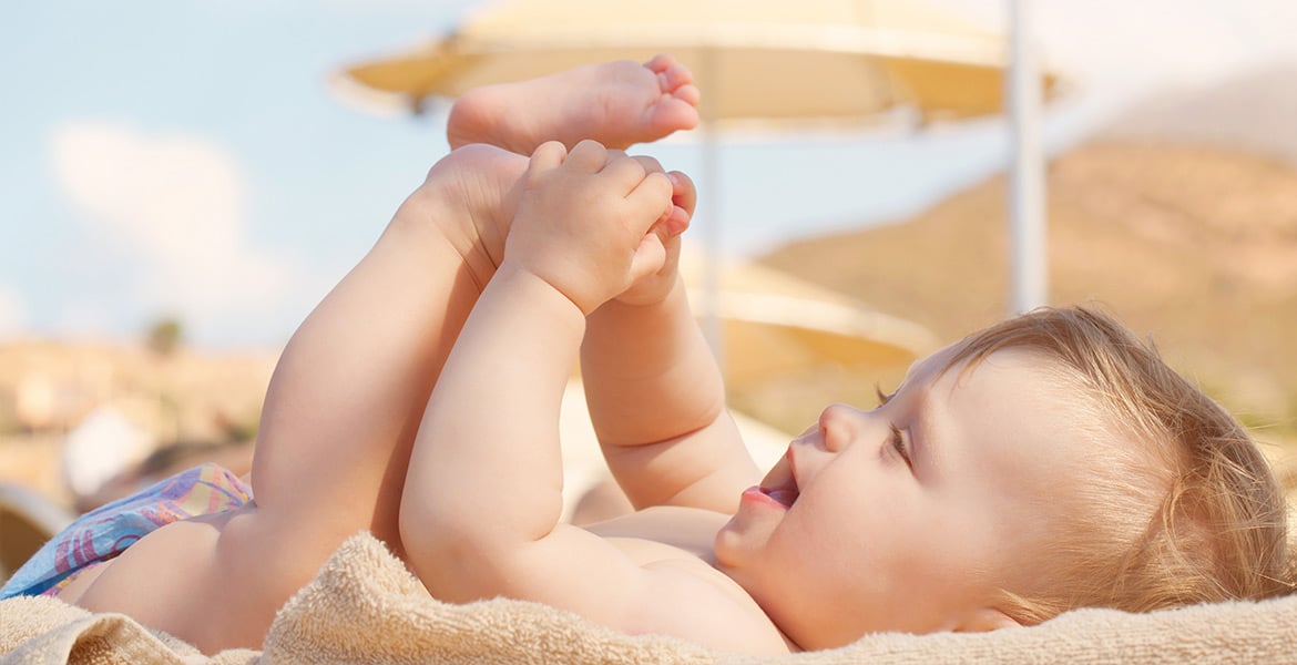 bébé en plage-min