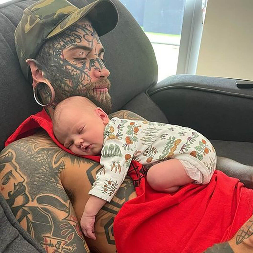 un-pere-entierement-tatoue-entame-une-transformation-pour-le-bien-de-sa-fille