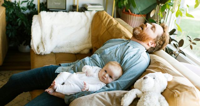 papa dort avec bébé-min